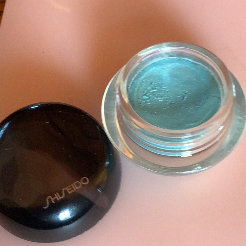 Shiseido eyeshadow Glossy Black Round Compact